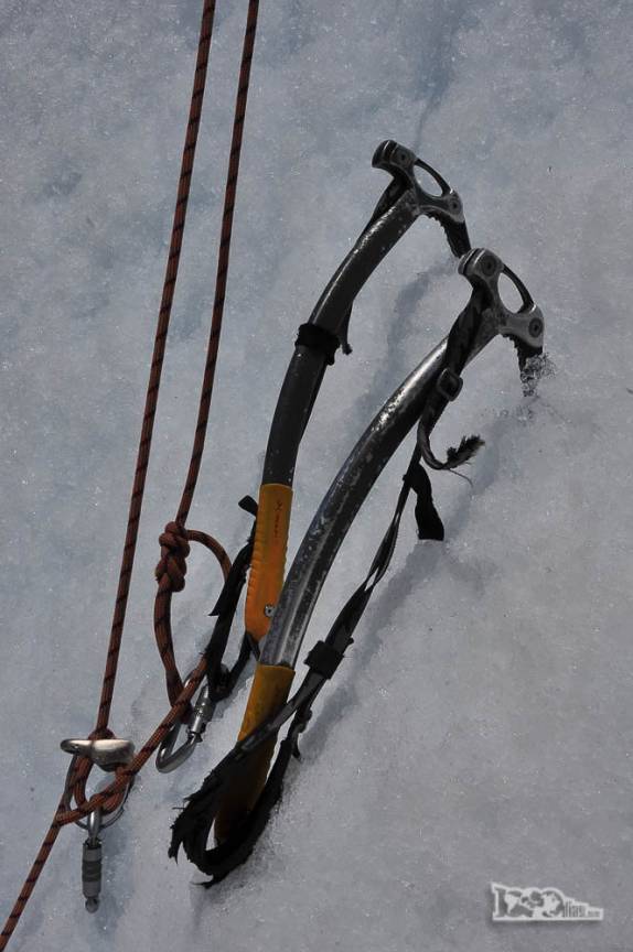 As piquetas utilizadas no curso de escalada no gelo no glaciar Viedma, no Parque Nacional Los Glaciares, região de El Chaltén, no sul da Argentina